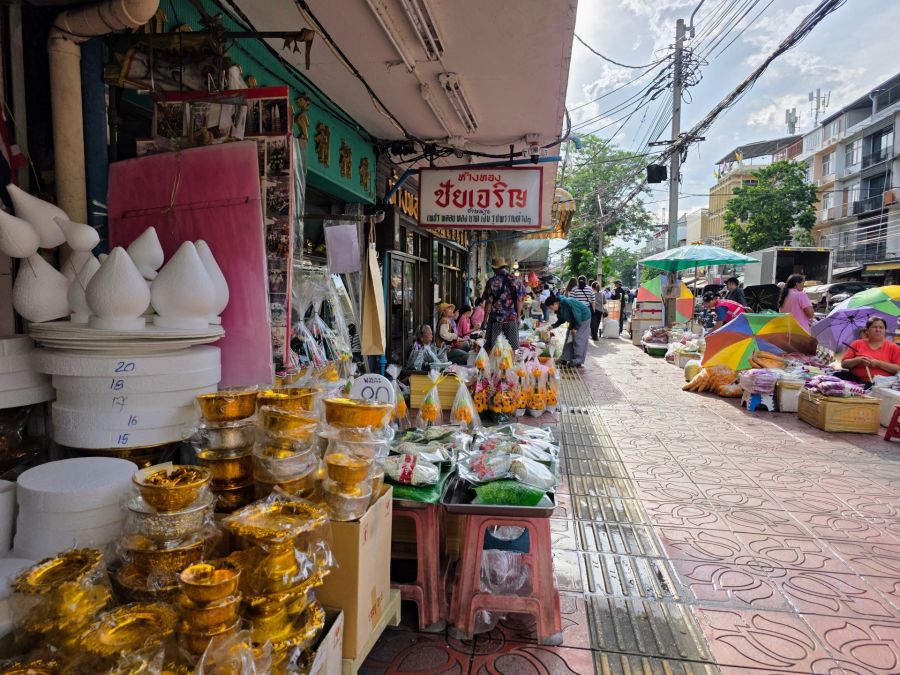 Marché de rue thaïlandais vendant offrandes et produits divers