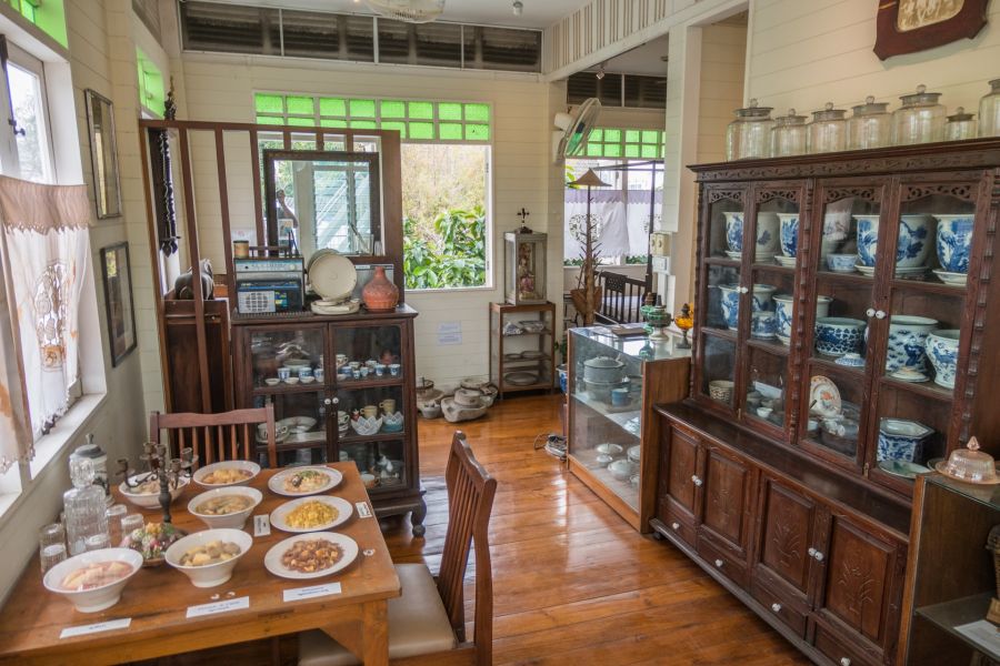 Intérieur traditionnel avec vaisselle en porcelaine et meubles anciens