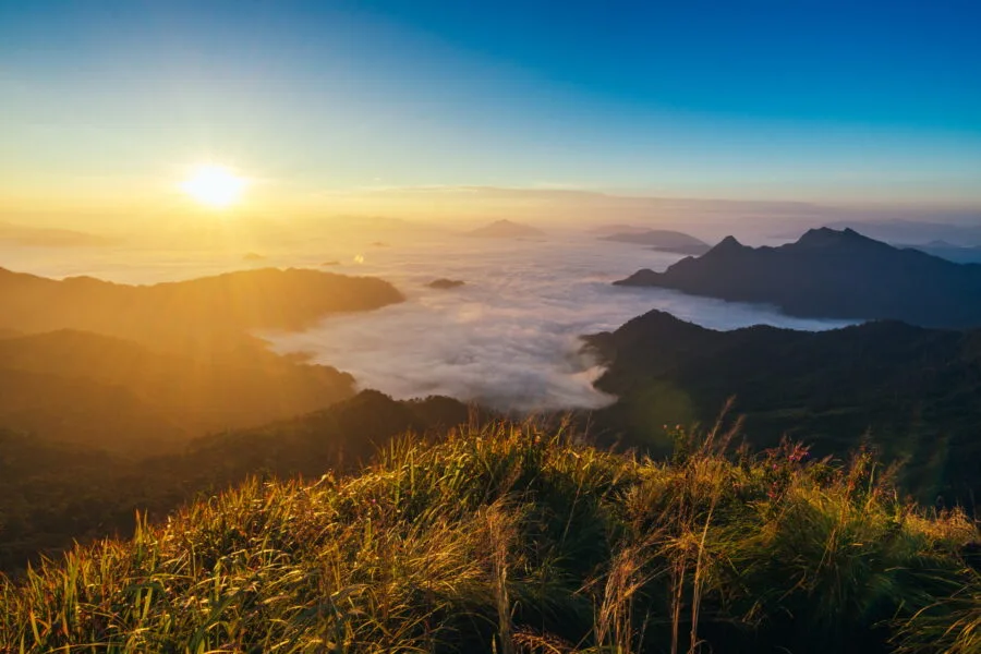 sunrise with sea of ​​clouds phu chi fah
