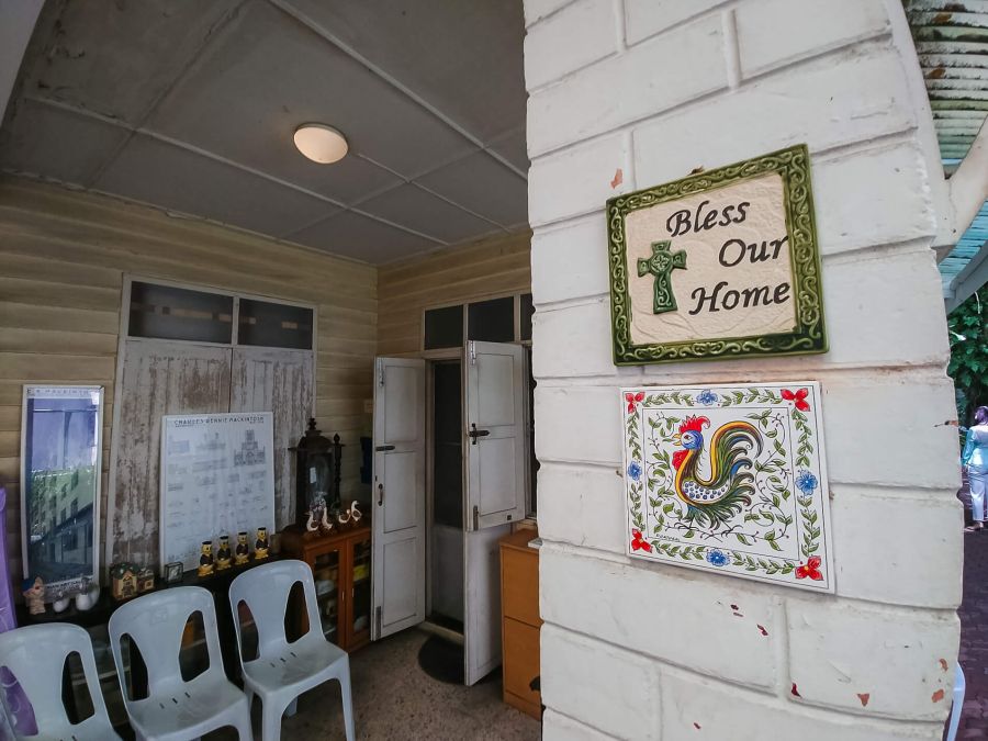 Entrée décorée d’un coq en céramique et d’une bénédiction