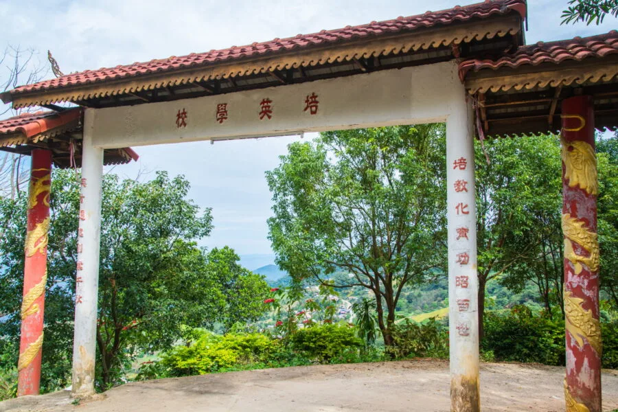 Chinese sign at the entrance to Wat Pha Tang temple