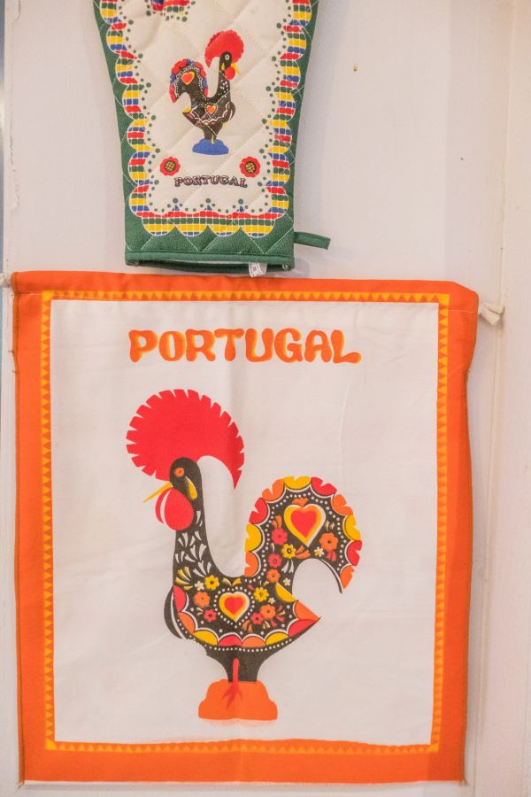 Torchon portugais décoré d’un coq coloré traditionnel