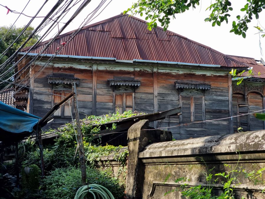 Ancienne maison en bois au toit métallique rouillé