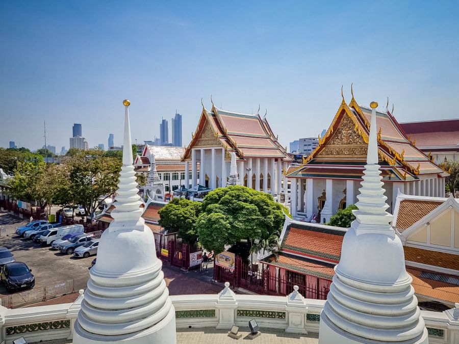 Temple bouddhiste thaïlandais devant gratte-ciel de Bangkok