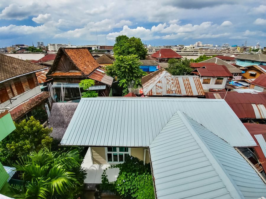 vue depuis les toits baan kudee jin museum bangkok Toits urbains près d’un fleuve sous ciel nuageux