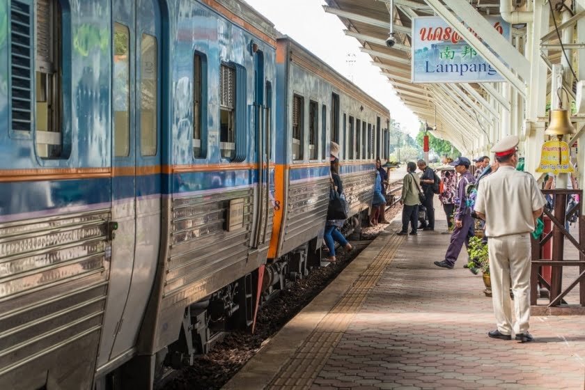 arrivee train gare lampang nord thailande