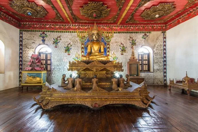 interior kuti wat chai mongkol lampang thailand