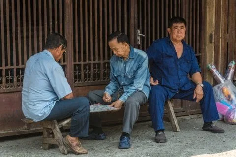 gentlemen playing tippawan street lampang