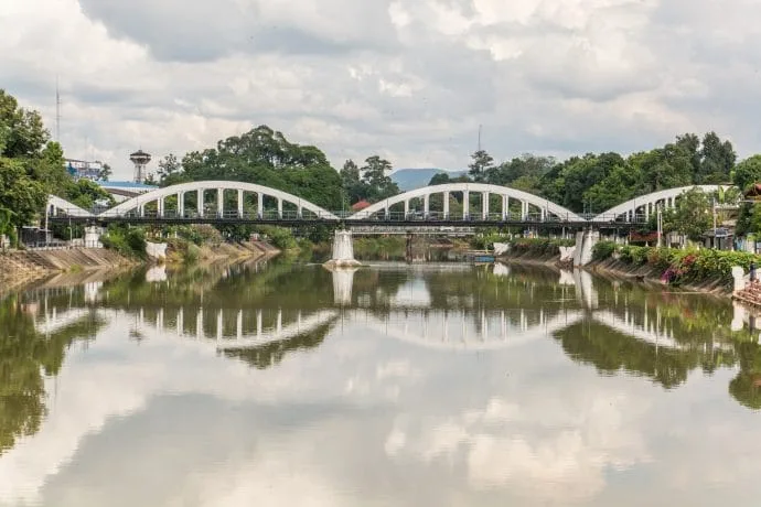 ratchadapiskek bridge crossing wang river lampang