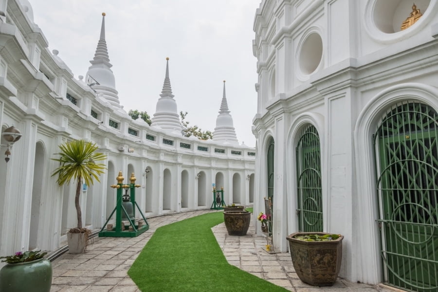 cour chedi wat prayoon bangkok