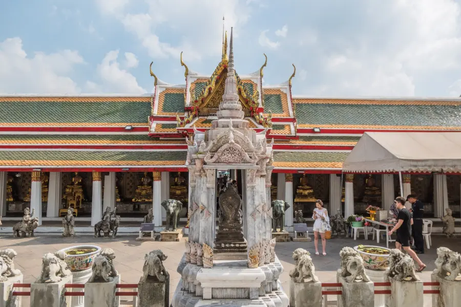 ubosot courtyard wat arun bangkok
