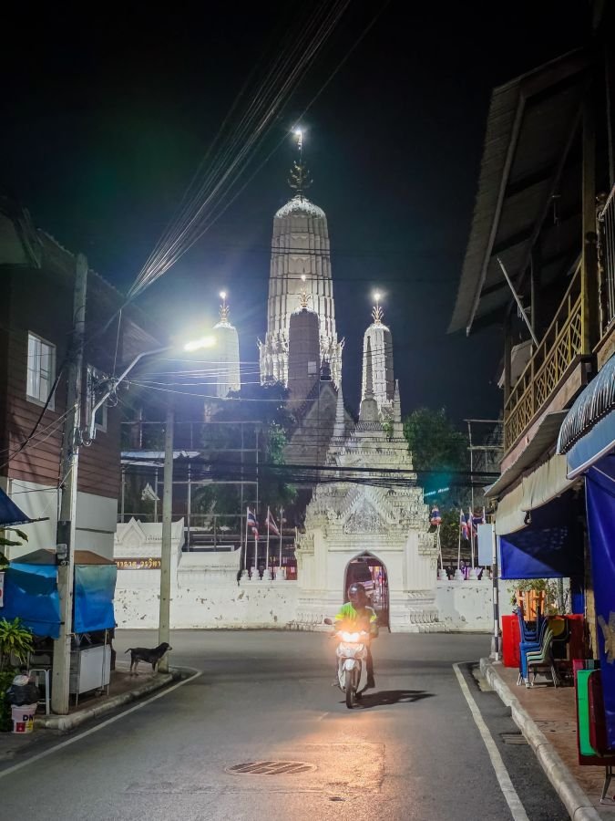 wat mahathat worawihan de nuit depuis une rue de phetchaburi