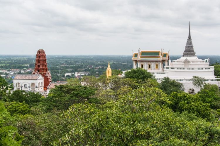 wat phra kaew noi et la pagode rouge a phetchaburi