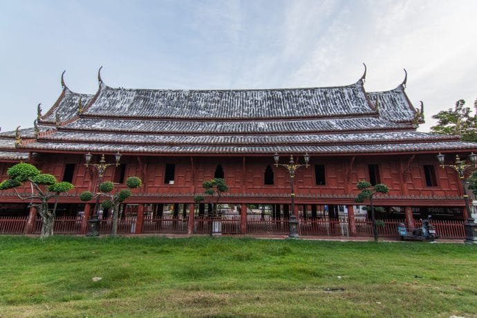 belle structure en bois sur pilotis au Wat Yai Suwannaram à Phetchaburi