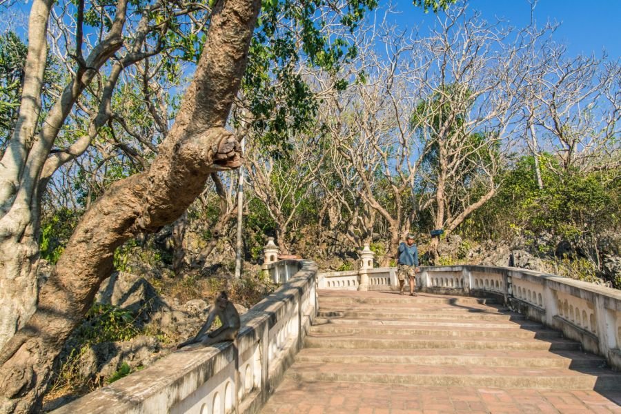 escalier menant entree grotte tham khao luang phetchaburi
