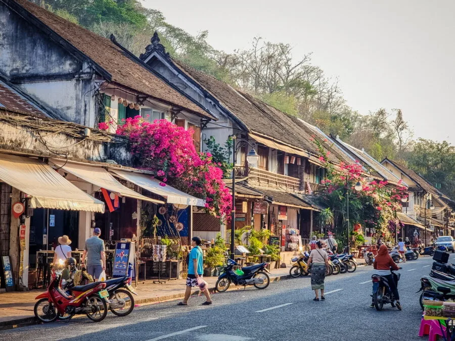 late afternoon rue sisavangvong luang prabang