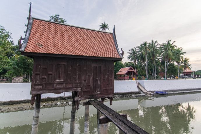 bibliotheque sur l'eau (ho trai) au Wat Yai Suwannaram à Phetchaburi en Thailande