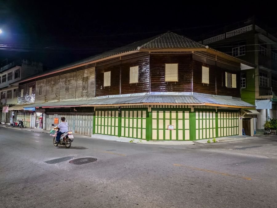 maisons en bois à phetchaburi de nuit