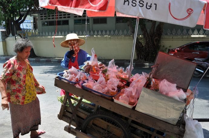 marchande ambulante dans les rues de phetchaburi thailande