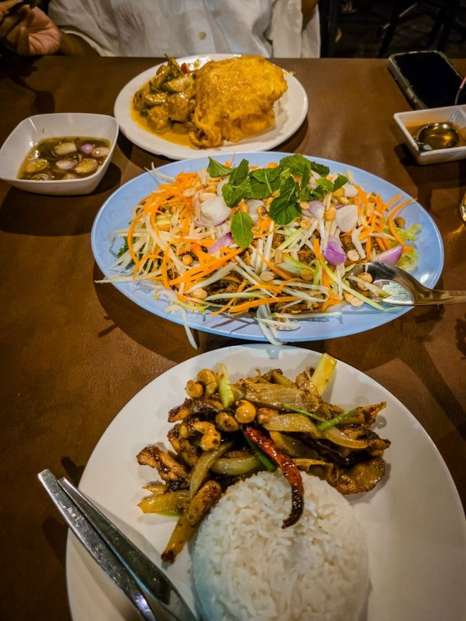 nos plats au restaurant rabieng rimnam de phetchaburi