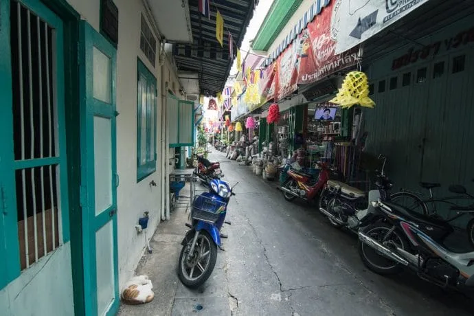 phetchaburi street thailand