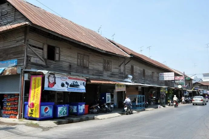 phetchaburi street thailand