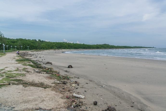 plage déserte dans la province de phetchaburi