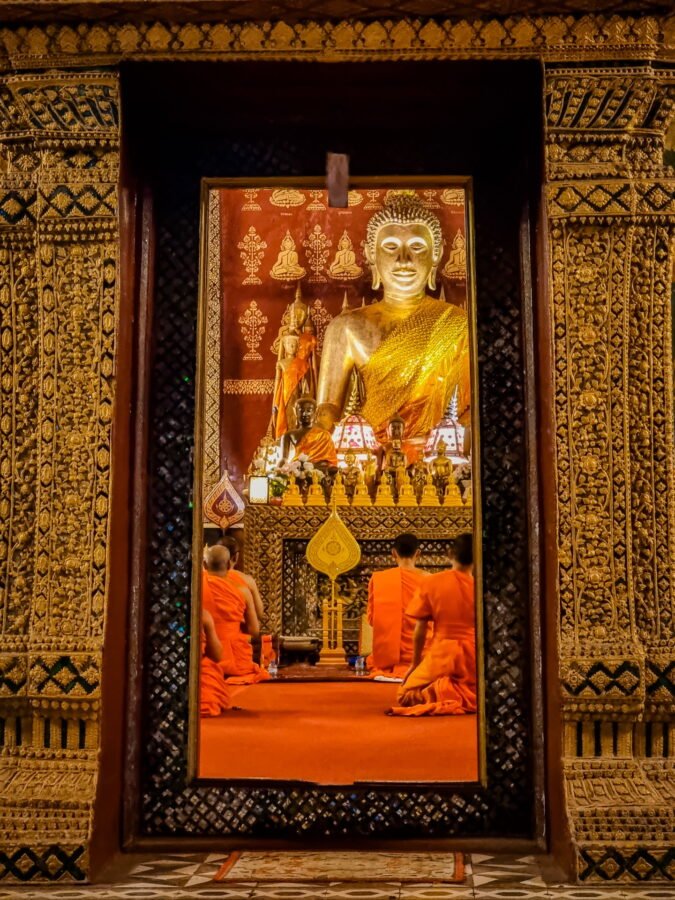 priere moines temple wat xieng mouane luang prabang