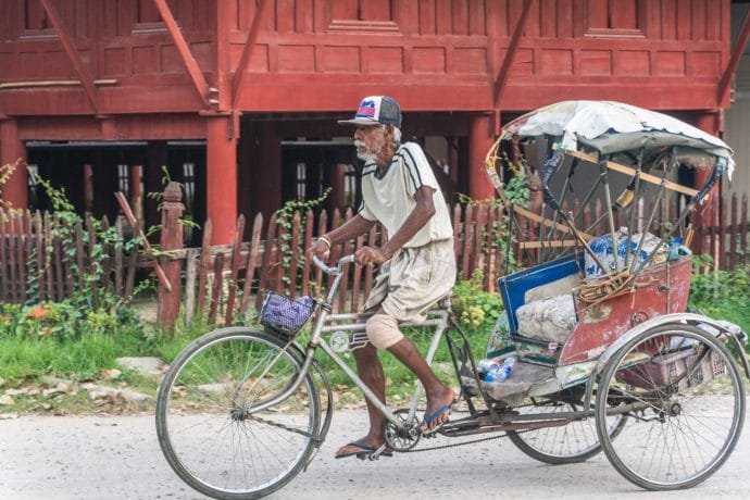 rickshaw dans un temple de phetchaburi