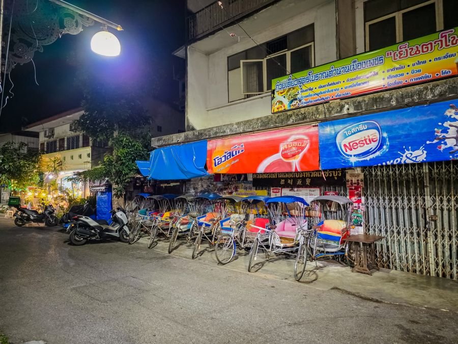 rickshaws alignes rue le soir a phetchaburi