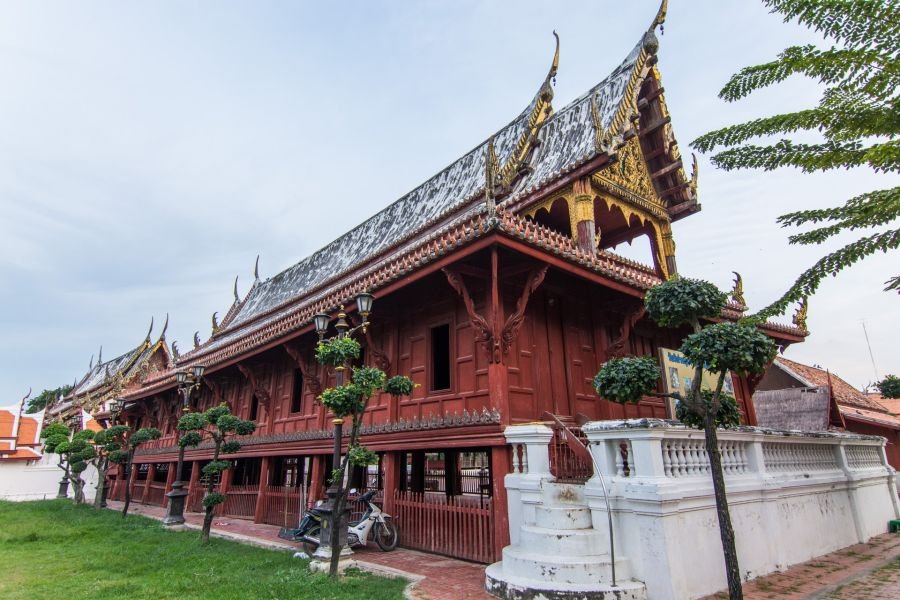 salle de sermon en teck sala kan parian au wat yai suwannaram