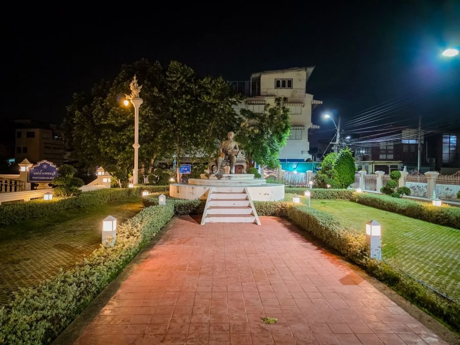 statue at sunthorn phu memorial park de phetchaburi