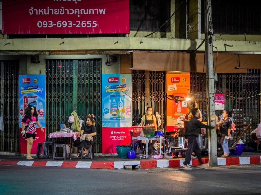 street food de phetchaburi le soir