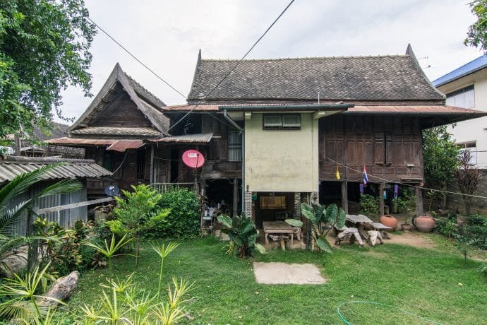 vieille maison sur pilotis à phetchaburi