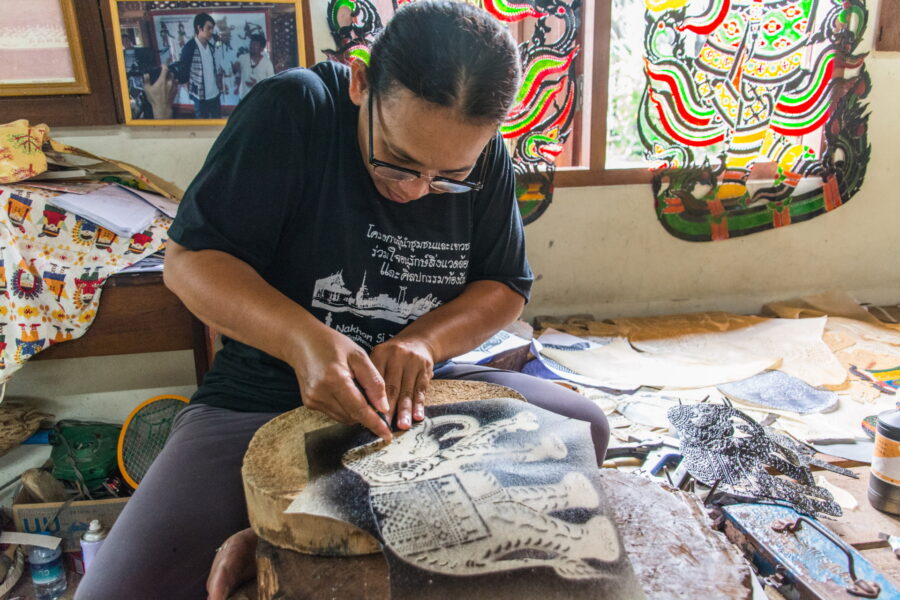 artisan travaillant le cuir nang talung museum nakhon si thammarat
