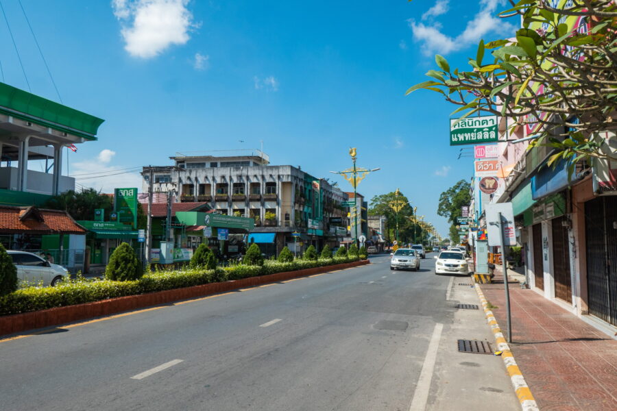 avenue principale traversant ville de nakhon si thammarat