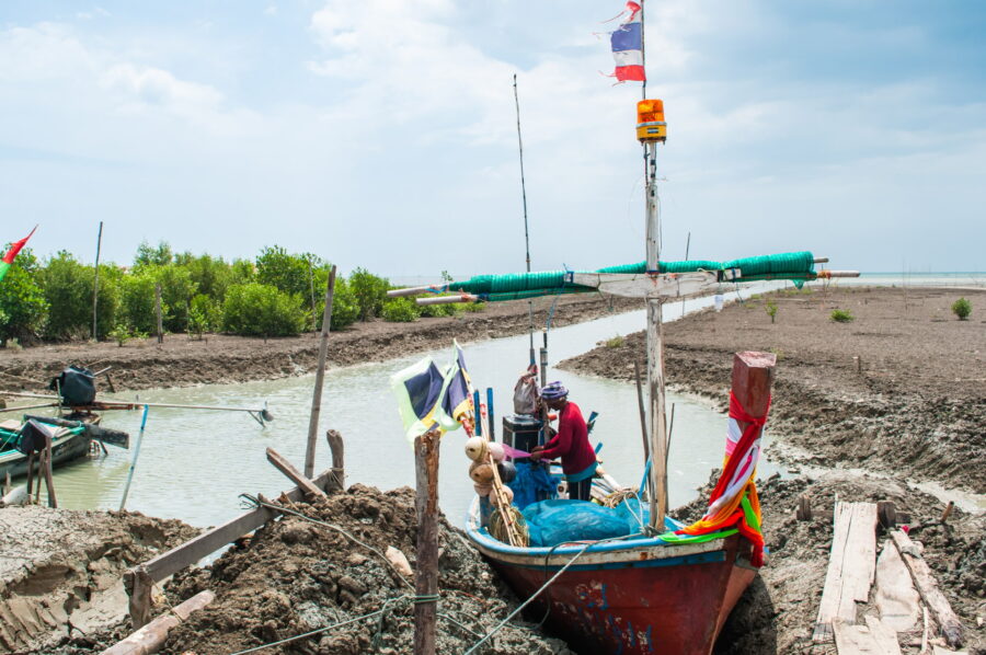 bateau au bord de mer tha sala nakhon si thammarat