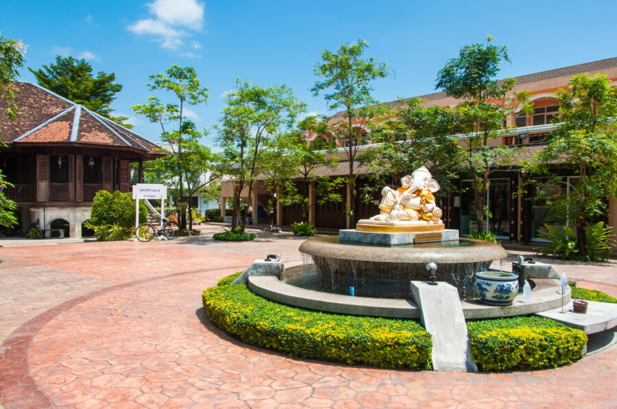 cour devant baan tan khun ratwut vicharn nakhon si thammarat
