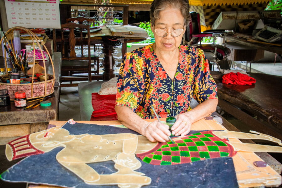 dame appliquant couleur suchart subsin shadow puppetry museum nakhon si thammarat