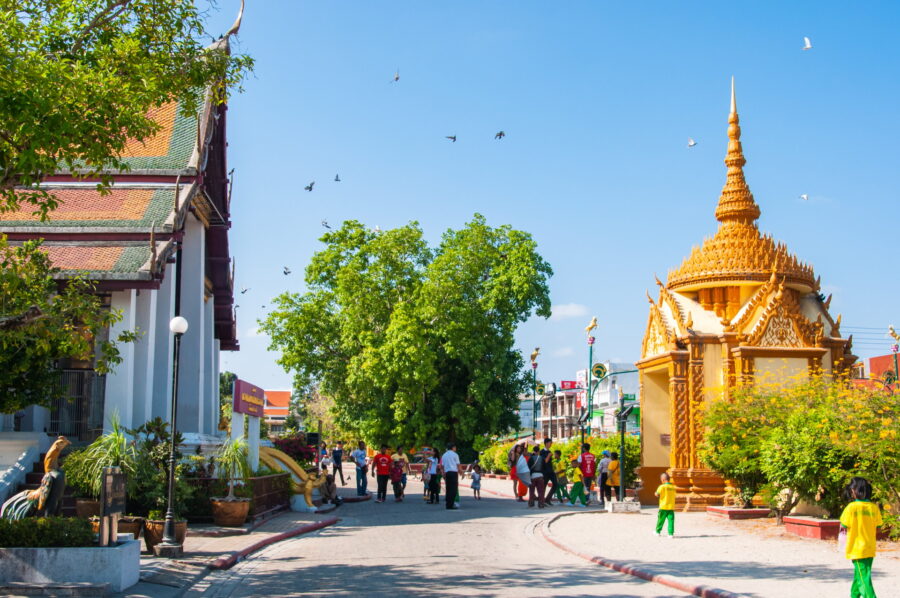 dans enceinte temple wat mahathat nakhon si thammarat