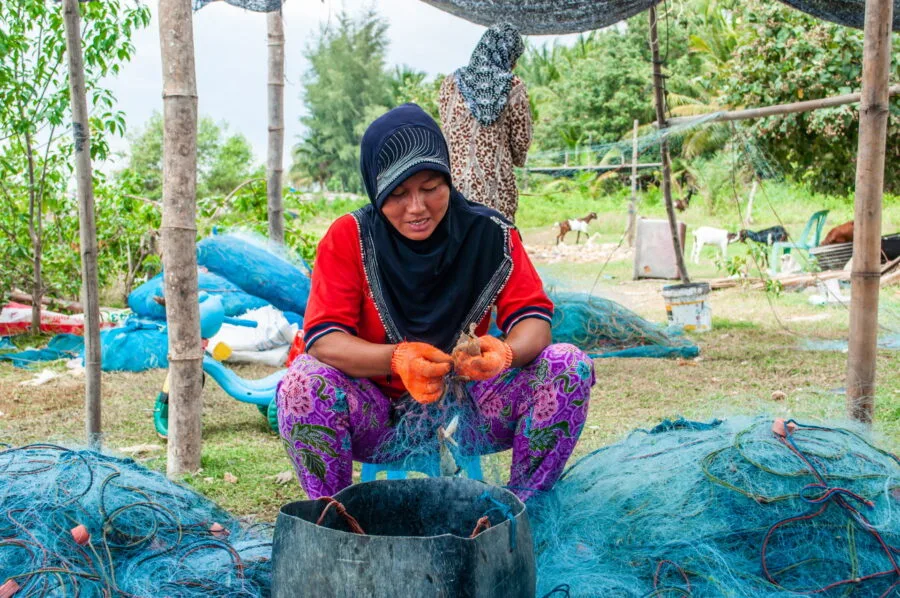 untangling of fishing net tha sala nakhon si thammarat