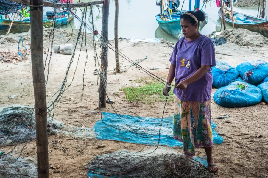 woman untangled fishing net tha sala nakhon si thammarat