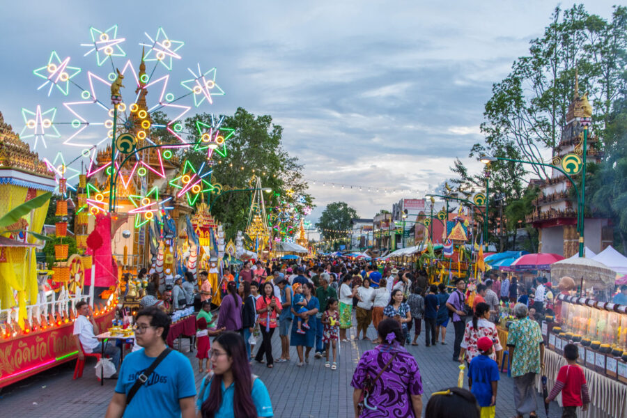 foule rue pendant le festival sat duan sip nakhon si thammarat