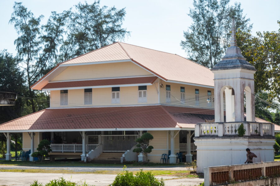 grande batisse au wat khlong daen nakhon si thammarat