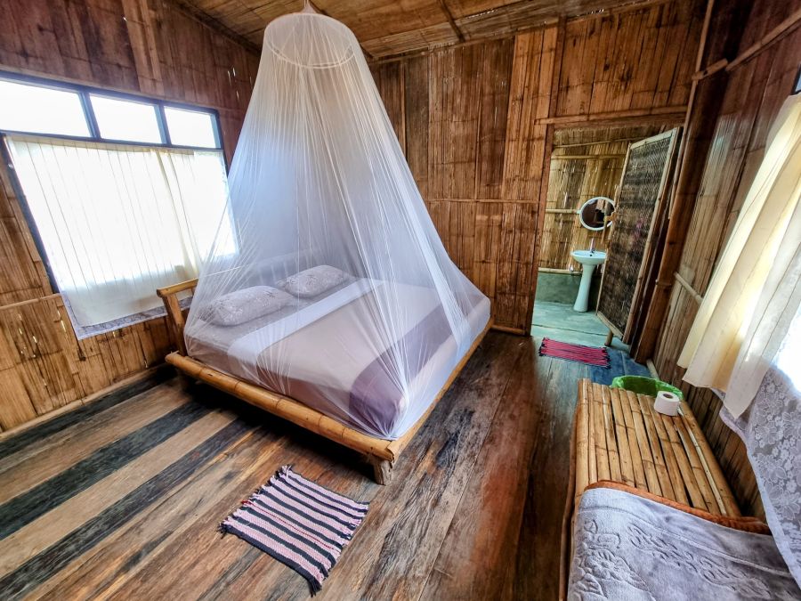 chambre avec lit a moustiquaire zone rurale nord thailande