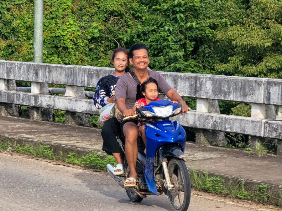 famille sur un motorbike en thailande
