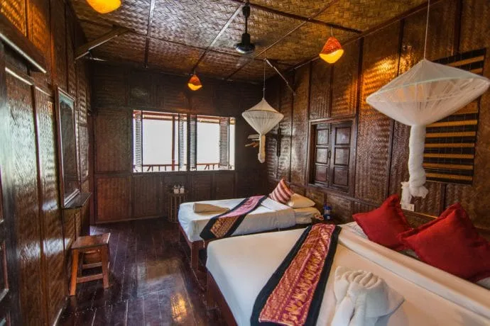 pakbeng hotel room - mekong cruise laos