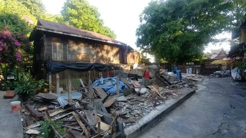 destruction houses fort mahakan - bangkok