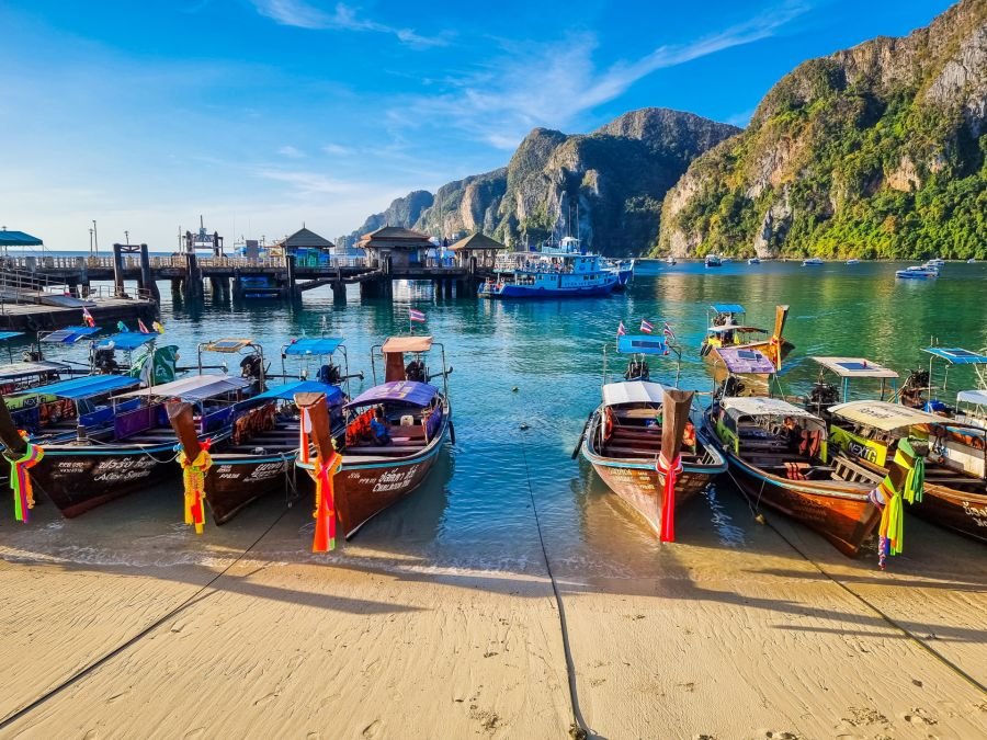 bateaux a quai embarcadere de ko phi phi krabi