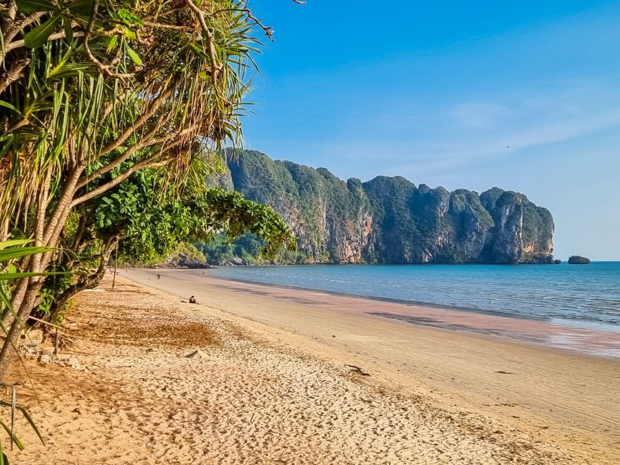 falaise visible depuis ao nang krabi thailande